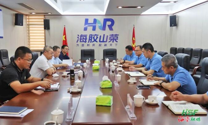 艾轶伦在海南橡胶山荣分公司座谈。